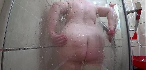  Peeping after the milf who washes in the shower. Mature plump figure with large tits and a juicy butt.